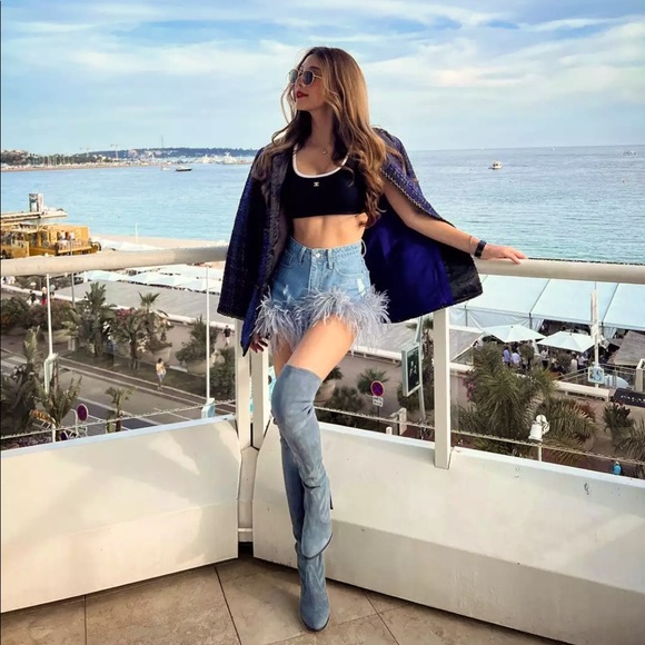 🎉New Denim High Rise Tassel Shorts With Ostrich Gray Feather Trim - Picture 5 of 13